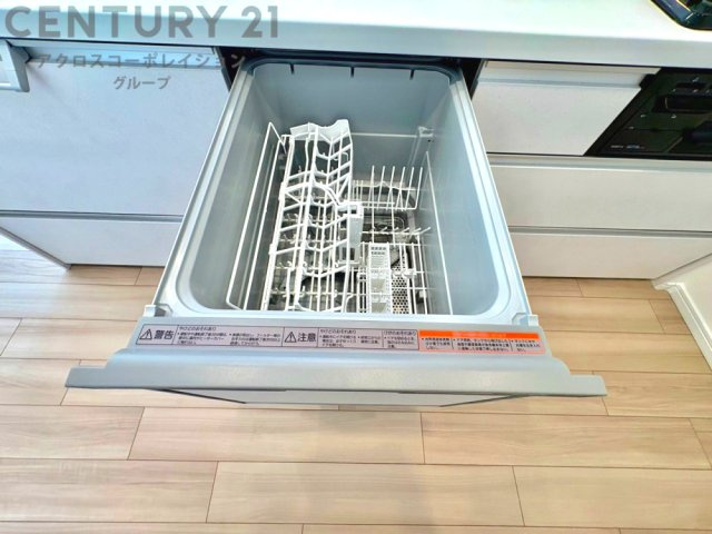 手洗いに比べて時間や労力を節約できることです。また、高温のお湯で洗浄されるため、雑菌や細菌を殺菌する効果もあります。さらに、乾燥機能があるため、手で拭く手間も省け衛生的に保管できます。