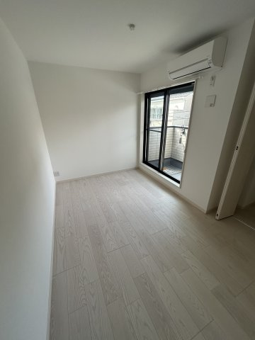 ヴェルメゾン三津屋中の洋室