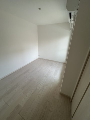 ヴェルメゾン三津屋中の洋室