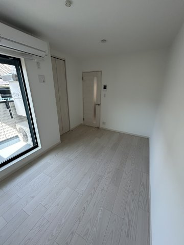 ヴェルメゾン三津屋中の洋室