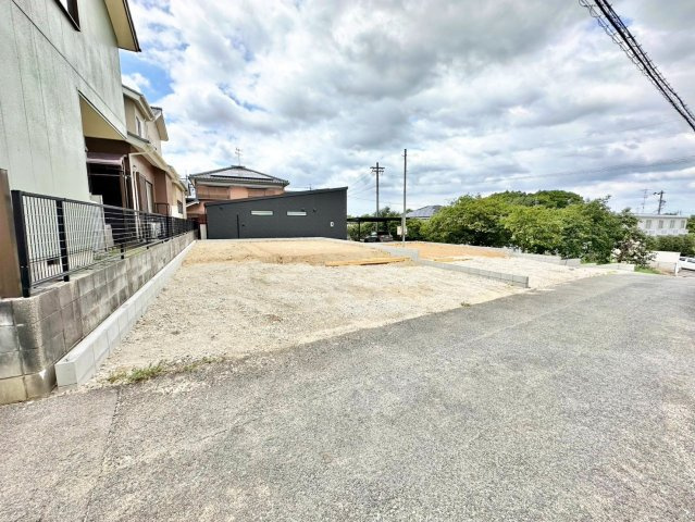 グラファーレ　豊田市西岡町2棟の前面道路含む現地写真|十分な幅が確保されており、車の出し入れもスムーズ。お子様の送り迎えなど、日常の動作も快適に行えます。									
									
