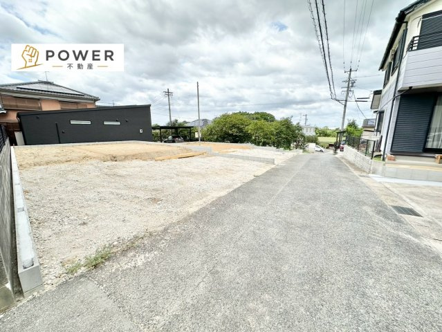 グラファーレ　豊田市西岡町2棟の前面道路含む現地写真|十分な幅が確保されており、車の出し入れもスムーズ。お子様の送り迎えなど、日常の動作も快適に行えます。									
									