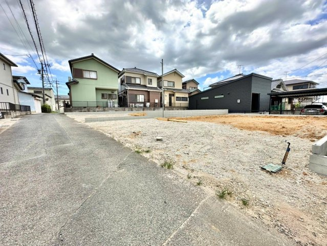 グラファーレ　豊田市西岡町2棟の前面道路含む現地写真|十分な幅が確保されており、車の出し入れもスムーズ。お子様の送り迎えなど、日常の動作も快適に行えます。									
									