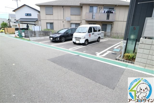 スーリール住吉の駐車場