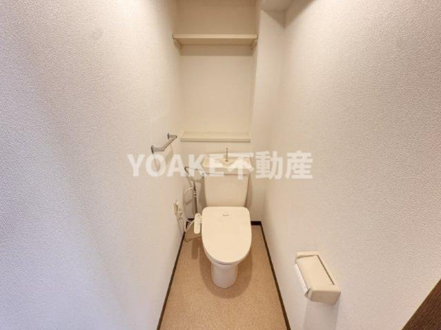 コーポレート中央林間1号棟のトイレ|別号室の写真となります。現況優先。