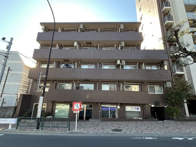 【現況写真】 | MAC千束コート | 青空によく映える建物です。手入れの行き届いた外壁やマンション正面エントランスなど、綺麗な姿をぜひ一度、現地にてご覧ください。～即日のご見学可能～　お問合せはお気軽にどうぞ。
