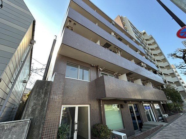【外観】 | MAC千束コート | 青空によく映える建物です。手入れの行き届いた外壁やマンション正面エントランスなど、綺麗な姿をぜひ一度、現地にてご覧ください。～即日のご見学可能～　お問合せはお気軽にどうぞ。