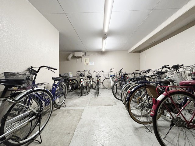 【駐輪場】 | MAC千束コート | 自転車置き場。マンションの共用部にあたります。空きの有無や駐輪料金、各戸の台数制限などについては、改めてお問い合わせください。～即日のご見学可能～　お問合せはお気軽にどうぞ。

