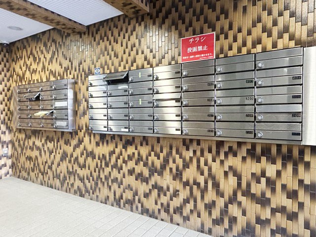 【設備】 | MAC千束コート | 郵便物を受け入れる住民共用のポスト。「集合ポスト」とも呼びます。ここもまた、マンションの「顔」のひとつです。～即日のご見学可能～　お問合せはお気軽にどうぞ。
