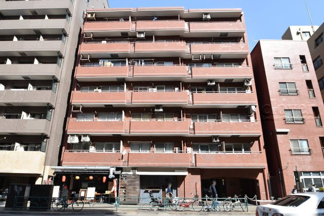 【外観】 | グリーンキャピタル広尾 | 青空によく映える建物です。手入れの行き届いた外壁やマンション正面エントランスなど、綺麗な姿をぜひ一度、現地にてご覧ください。～即日のご見学可能～　お問合せはお気軽にどうぞ。