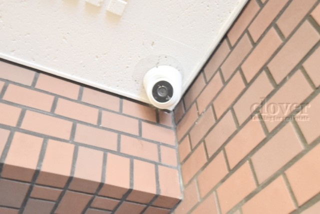【防犯設備】 | グリーンキャピタル広尾 | 建物や敷地の隅々に目を光らせる防犯カメラが設置されています。現地を見学される際には、その存在や台数にも意識を払ってみてください。～即日のご見学可能～　お問合せはお気軽にどうぞ。
