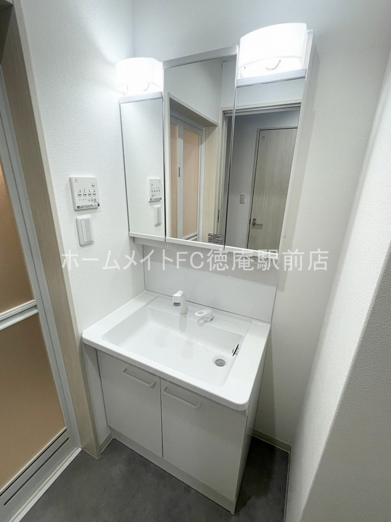 大阪市鶴見区諸口２丁目のハイツの独立洗面台