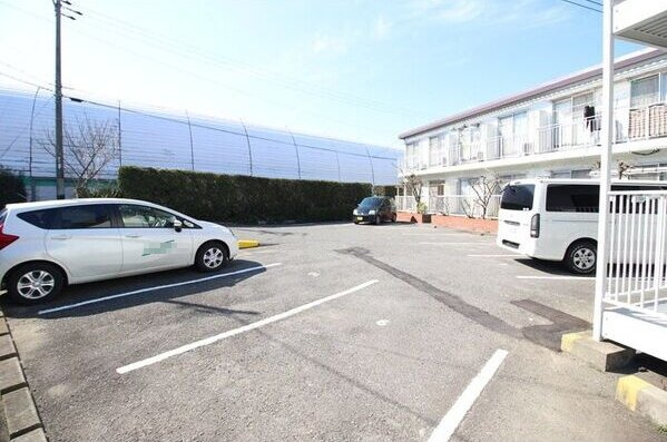 トリイハイツA棟の駐車場