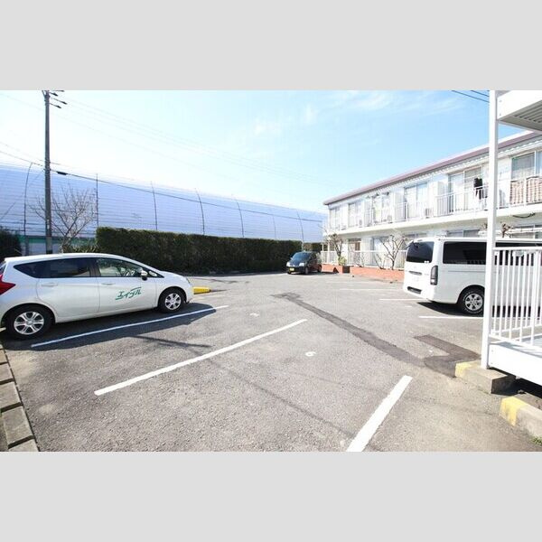 トリイハイツA棟の駐車場