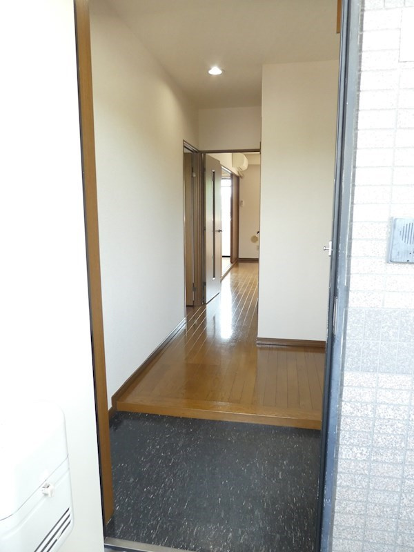 玄関側からの室内です。広々としていて開放感があります♪