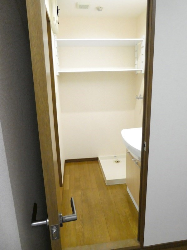 洗面所は棚付きでタオルや洗濯用洗剤を置くスペースに使えます♪
