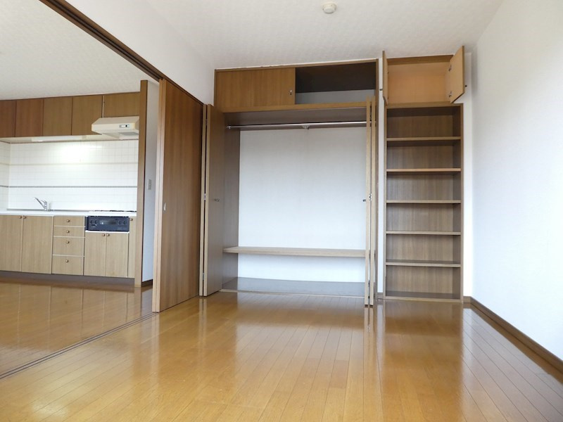 南側洋室６帖のクローゼットは広々１間あり天袋や棚もあります♪