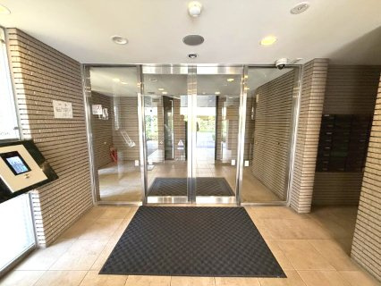 ヒルズ船堀のエントランス|オートロックを備え、住まいの安心感にも配慮。毎日の暮らしをスマートに見守るセキュリティ設備です。