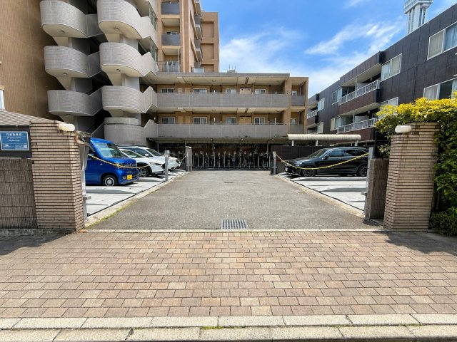 ヒルズ船堀の駐車場|敷地内に駐車場を確保。大切な愛車を身近に置け、毎日のカーライフを快適にサポートします。