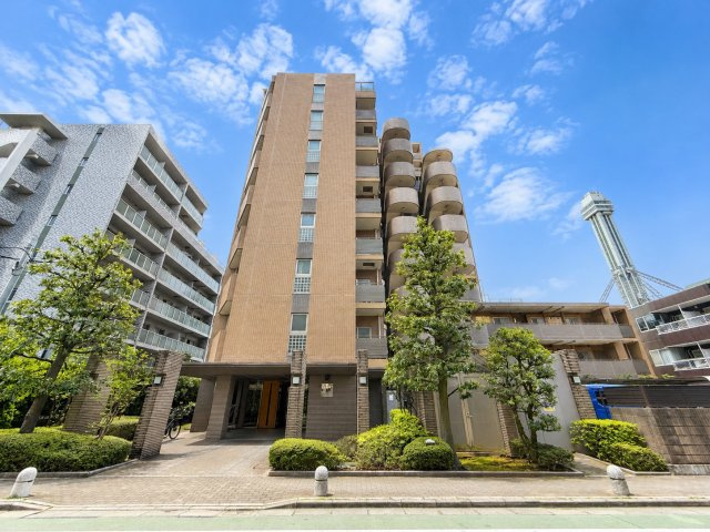 ヒルズ船堀の外観|街並みに映える堂々とした佇まい。豊かな植栽と重厚感あるフォルムが、上質な住まいを演出します。