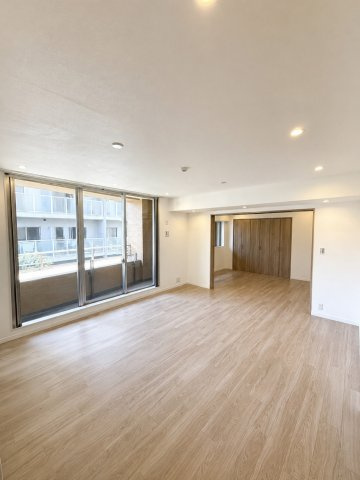 ヒルズ船堀の居間・リビング|リノベーションで生まれ変わったLDK。明るく清潔感あふれる快適空間です。