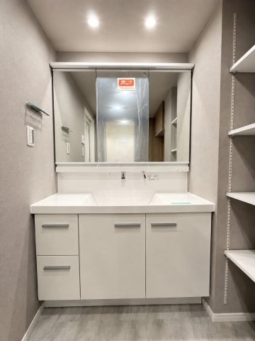 ヒルズ船堀の独立洗面台|ホテルライクな洗面台。豊富な収納と広い作業スペースが魅力です。