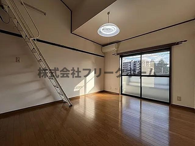 三鷹市下連雀１丁目のアパートの居間・リビング