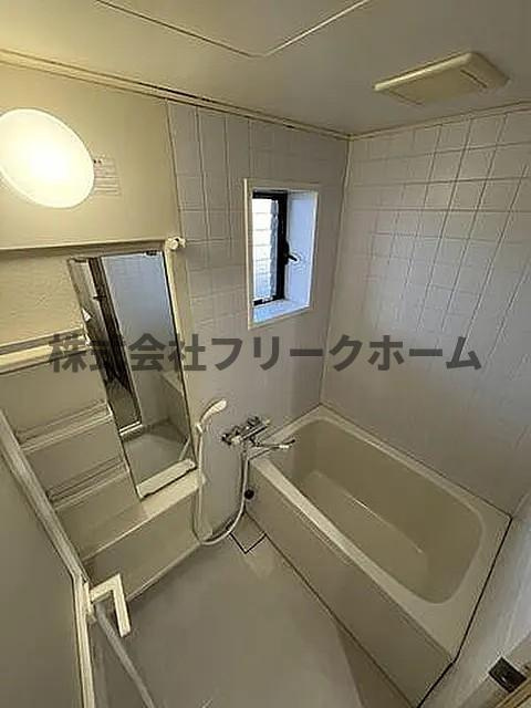 三鷹市下連雀１丁目のアパートの浴室