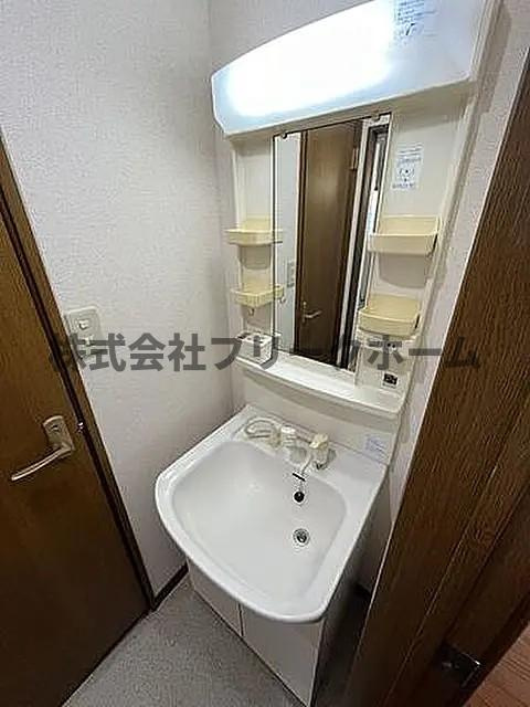 三鷹市下連雀１丁目のアパートの洗面所