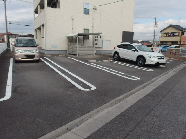 ブルック駅西の駐車場
