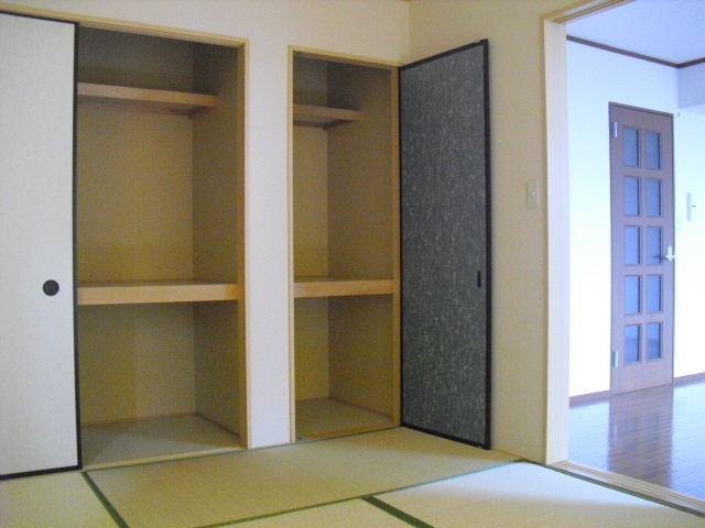 アトリオヴィラ参番館の寝室|和室６帖　壁１面のたっぷり収納
