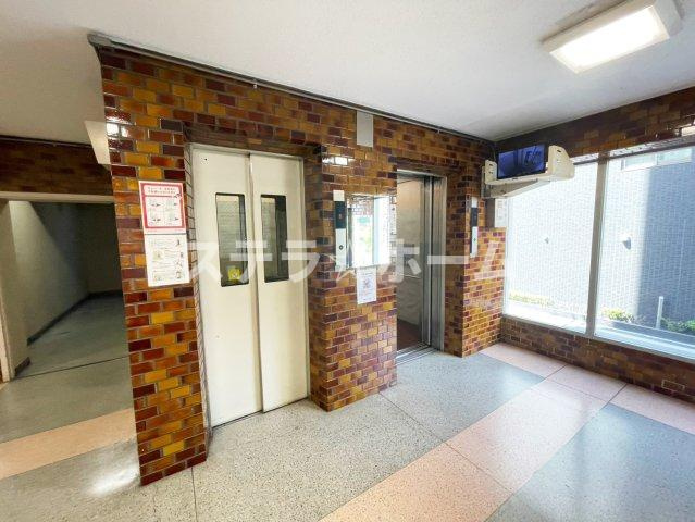 京橋第2コーポのエントランス|エレベーター2基あります