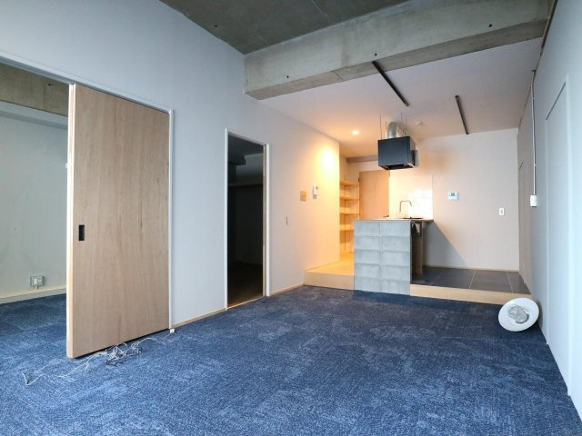 R-BLDG02の居間・リビング|こちらのリビングで趣味の時間をお楽しみください