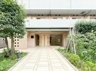 【エントランス】 | パークスフィア中野富士見町 | 防犯カメラでセキュリティー面も安心。