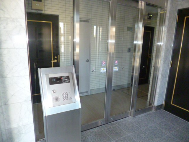 府中市朝日町１丁目の賃貸マンションのエントランス