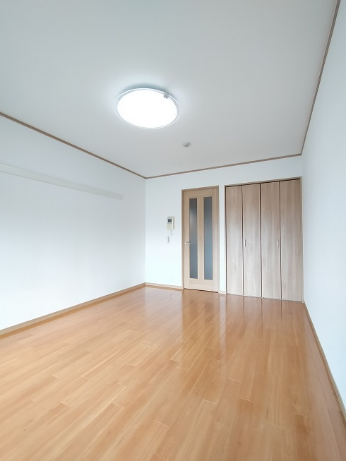 府中市朝日町１丁目の賃貸マンションの居間・リビング