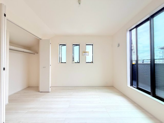 泉区下和泉5丁目　新築戸建ての洋室|◆柔らかい陽光が差し込む明るいお部屋を演出する設計。彩光の取れる窓が気持ちの良いお部屋を創り上げます。