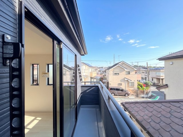 泉区下和泉5丁目　新築戸建てのバルコニー|◆広いバルコニーは寝室と子供部屋からアクセスできる2WAY動線。お布団も洗濯物もたくさん干せます！！