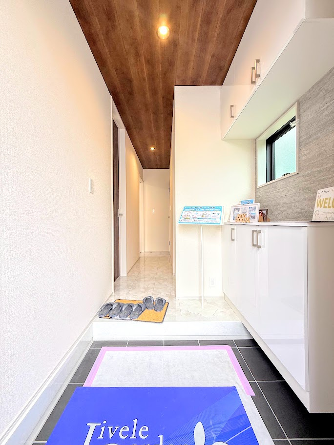 泉区下和泉5丁目　新築戸建ての玄関|◆明るい玄関です！散らかりやすい玄関もスッキリする大容量のシューズボックス付き。