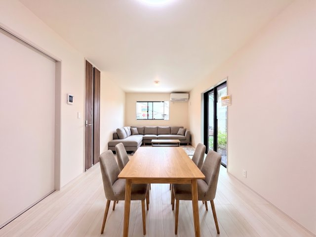 泉区下和泉5丁目　新築戸建ての居間・リビング|◆リビングは一日中太陽の光が射し込みます。家族が集まる空間は、自然と笑顔が溢れます！(家具はイメージです)