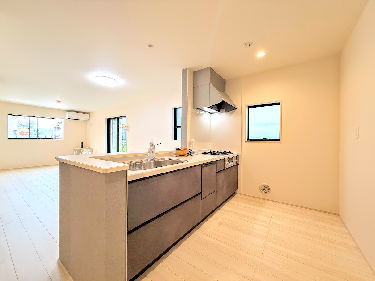 泉区下和泉5丁目　新築戸建てのキッチン|◆キッチンからダイニングやリビングが見渡せるキッチン。料理をしながら家族とコミュニケーションをとれるだけでなく、大きな開放感も得られることができます。