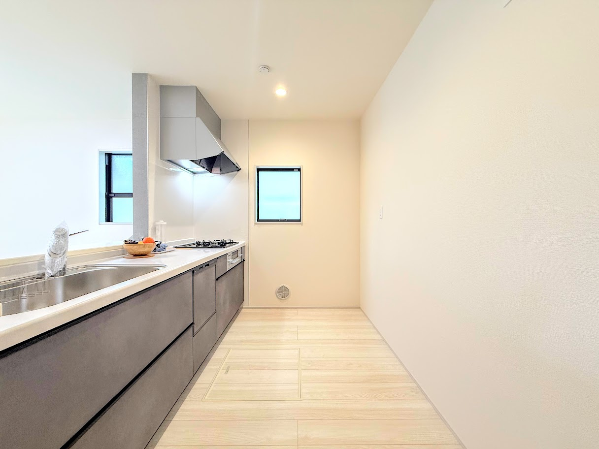 泉区下和泉5丁目　新築戸建てのキッチン|◆デザイン性と機能性を兼ね備えたキッチンです。リビングスペースとの一体感が生まれ、広々空間を演出してくれます。