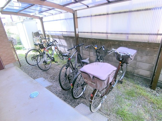 グロリアハイツのその他共用部分|屋根付きの駐輪場
