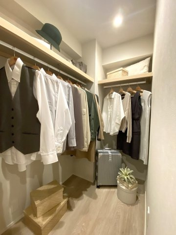 カーム・デイズ吾妻橋の収納|衣類や大型の荷物もたっぷり収納できる大容量のウォークインクローゼットです。お部屋を常にすっきりと綺麗に保つことができ、日々の整頓や衣替えもスムーズに行える便利な収納空間です。
