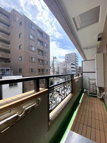 カーム・デイズ吾妻橋のバルコニー|広さ5.96㎡の開放感あるバルコニーです。陽当たりや風通しが良く、日々の洗濯物やお布団も心地よく干していただけます。爽やかな風を感じながら快適にお過ごしいただける空間です。