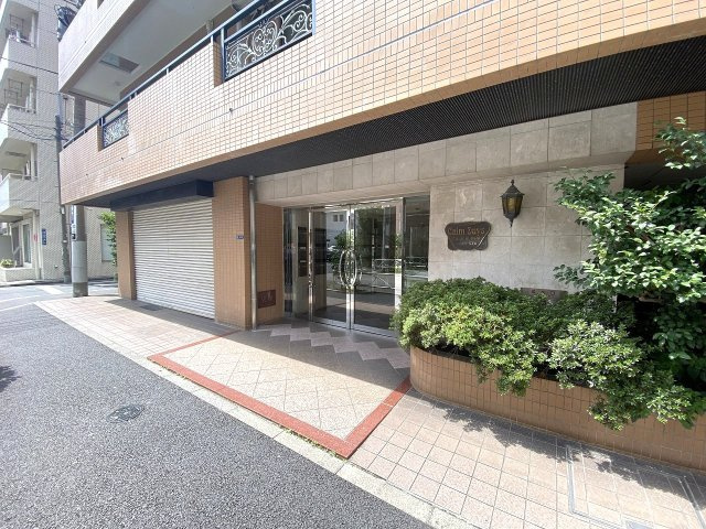 カーム・デイズ吾妻橋|綺麗に維持管理されたマンションのエントランスアプローチです。段差の少ない設計で、車椅子やベビーカーをご利用の際もスムーズに出入りが可能です。住む人を優しく迎え入れる上質なアプローチです。