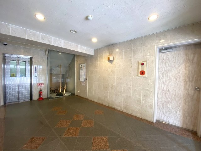カーム・デイズ吾妻橋のエントランス|清潔感のある明るいエントランスホールです。管理体制が整っており、共用部分の清掃も行き届いていて非常に快適。防犯面にも配慮されており、毎日の暮らしに安心と心地よさを与えてくれる空間です。