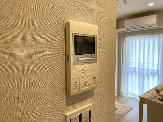 カーム・デイズ吾妻橋のセキュリティ|室内から訪問者の顔をしっかり確認できるTVモニター付きインターホンです。突然の来客時でも落ち着いて対応ができ、お子様のお留守番時や一人暮らしでも安心感を持って生活していただけます。