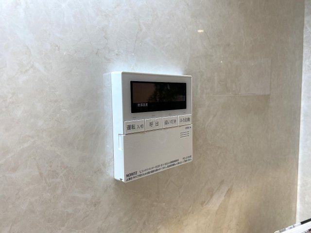 カーム・デイズ吾妻橋の発電・温水設備|生活時間の異なるご家族でも、いつでも温かいお風呂に入ることができる便利な追い焚き機能を搭載。ボタン一つで好みの温度に設定でき、快適なバスタイムをサポートします。経済的で大変魅力的な設備です。