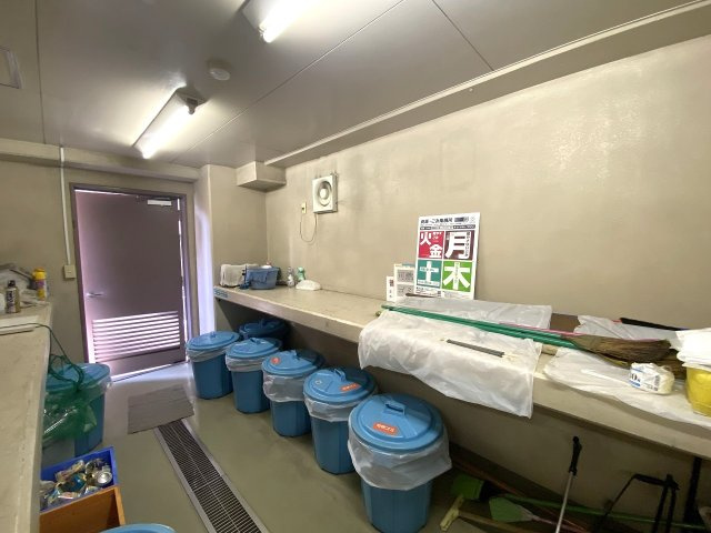 カーム・デイズ吾妻橋のその他共用部分|敷地内にしっかりとお手入れ・管理された専用ゴミ捨て場を完備。日常のゴミ出しがスムーズに行え、住まいや共用部の衛生面もしっかりと保たれています。住民の方々の快適な暮らしを支える共用施設です。